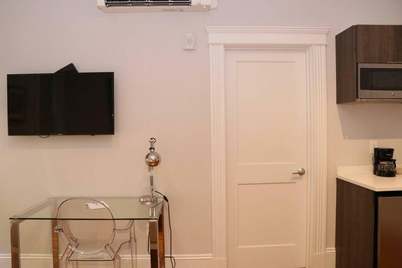 A Stylish Stay W/ A Queen Bed, Heated Floors.. #15 Brookline Bagian luar foto