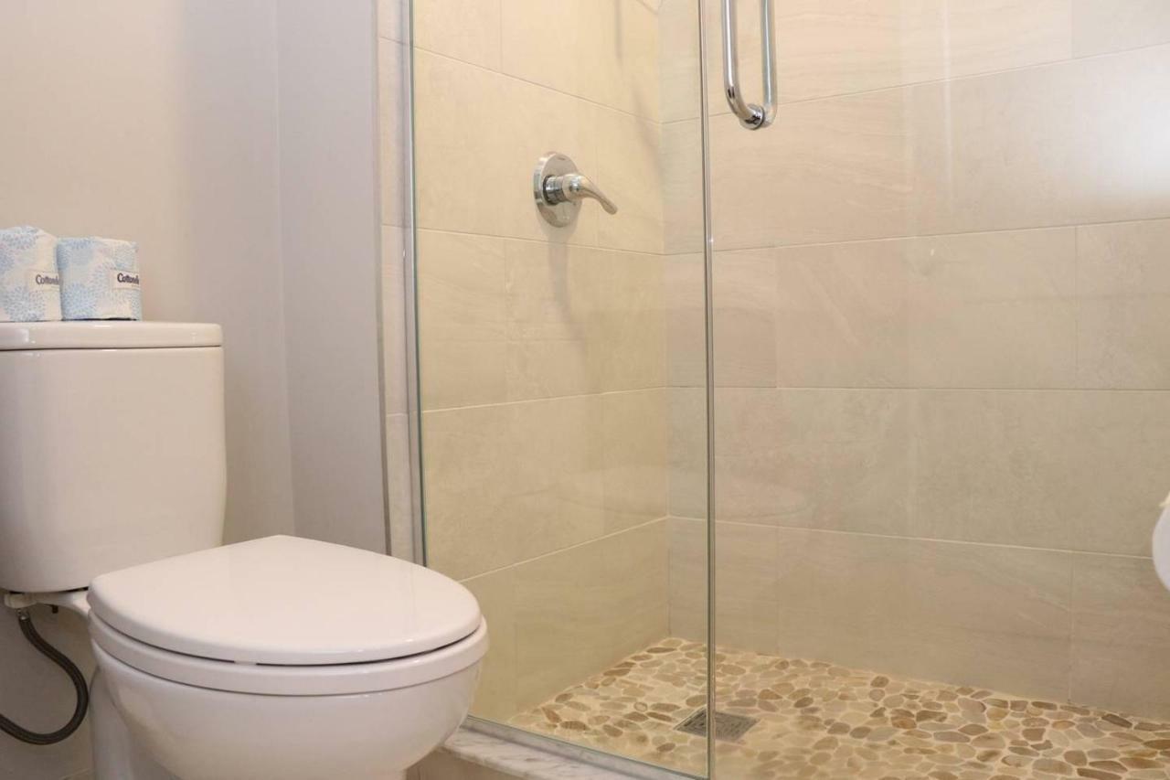A Stylish Stay W/ A Queen Bed, Heated Floors.. #15 Brookline Bagian luar foto