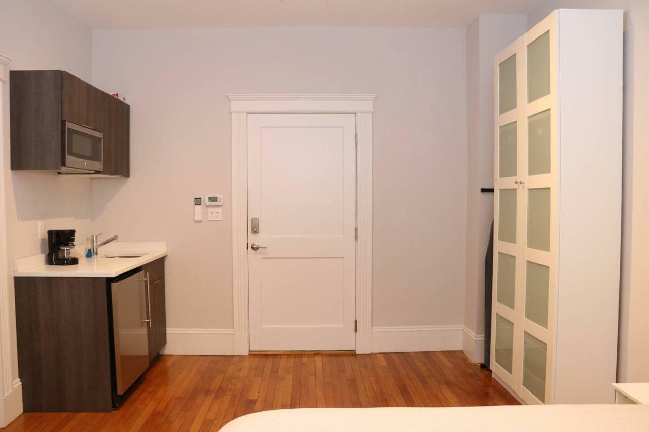 A Stylish Stay W/ A Queen Bed, Heated Floors.. #15 Brookline Bagian luar foto